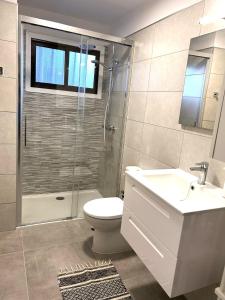 Un baño con ducha, inodoro y lavabo. en Apartamento La Playa , Los Cancajos La Palma, en Los Cancajos