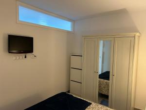 Un dormitorio con una cama y un televisor y una ventana. en Apartamento La Playa , Los Cancajos La Palma, en Los Cancajos