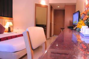 TV a/nebo společenská místnost v ubytování Highgates Hotel