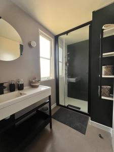 A bathroom at La Cabane de Bob - Saint-Raphael