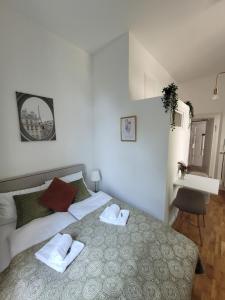 a bedroom with a bed with two towels on it at STAY Studio 1 zentral Balkon Parkplatz in Bad Pyrmont