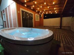 a large jacuzzi tub in a room with lights at CASA CLIMATIZADA COM HIDROMASSAGEM PRÓXIMO BETO CARRERO E PRAIAS - Casa 1 DuMar Hospedagem in Penha +21 photos