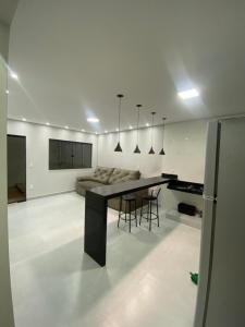 una cucina e una sala da pranzo con tavolo e sedie di Morada do lago a Boa Esperança Altre 11 foto