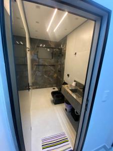 un bagno con lavandino e specchio di Morada do lago a Boa Esperança