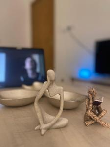 Un grupo de figuras de juguete sentadas sobre una mesa. en الدانه 2, en Hafr Al Batin 1 foto más