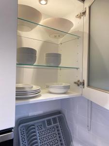 einem Glasschrank mit Tellern und Geschirr in der Unterkunft Wild moon villa in As Sīfah