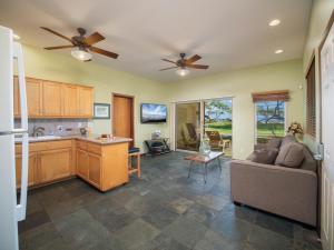 un salon avec un canapé et une cuisine dans l'établissement Aloha Aku CoCoPalm2 Suite - Your Cozy Beachfront Escape, à Kihei