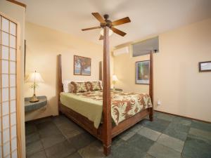 une chambre avec un lit et un ventilateur de plafond dans l'établissement Aloha Aku CoCoPalm Suite - Experience Tropical Bliss, à Kihei 17 autres photos