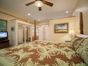 une chambre avec un lit et un ventilateur de plafond dans l'établissement Aloha Aku CoCoPalm Suite - Experience Tropical Bliss, à Kihei