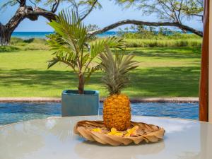 un ananas sur une plaque sur une table dans l'établissement Aloha Aku Honu Suite - Experience the Spirit of Aloha, à Kihei