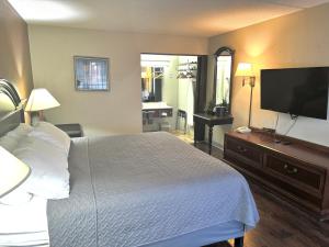 TV a/nebo společenská místnost v ubytování Eureka Springs Heritage Motel