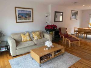 Istumisnurk majutusasutuses Renovated and Spacious Summer Home with Water View