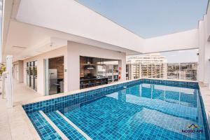une piscine au milieu d'un immeuble dans l'établissement Nosso Apê 915: Ar-Cond | Acad.| Piscina - NA0904, à Juiz de Fora