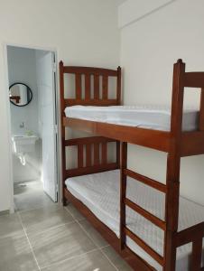 2 Etagenbetten in einem Zimmer mit Bad in der Unterkunft Casa da Maria Ubatuba in Ubatuba