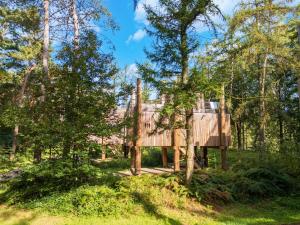 Un jardín fuera de Modern Retreat with Rooftop
