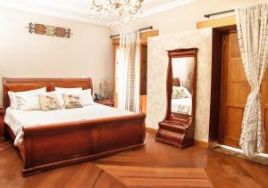 un dormitorio con una cama y un espejo en Hotel Boutique Casa Ruth en Cuenca, en Cuenca