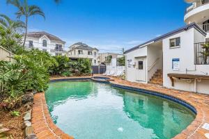 una piscina en el patio trasero de una casa en Pearl By Khove, en Gold Coast