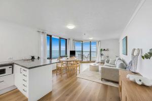 cocina y sala de estar con vistas al océano en Pearl By Khove, en Gold Coast