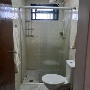 a small bathroom with a toilet and a shower at Apartamento 2 quartos Asa Norte com cozinha excelente localização in Brasilia