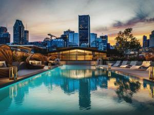 モントリオールにあるPenthouse with pool and parkingの市街のスカイラインを背景にしたスイミングプール