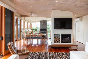 Una sala de estar con una mesa y una chimenea. en Cedar Views in McCrae, en McCrae