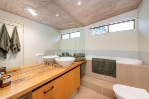 Un baño de Cedar Views in McCrae