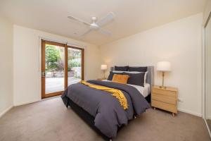 Un dormitorio con una cama y un ventilador de techo. en Cedar Views in McCrae, en McCrae 33 fotos más