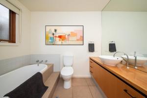 Un baño de Cedar Views in McCrae