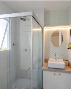 un bagno con doccia e lavandino di Lazer - Flat Condomínio Muro Alto Clube a Porto De Galinhas