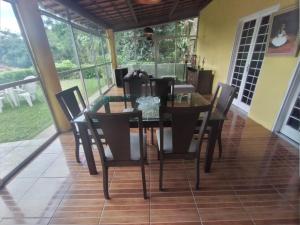ein Esszimmer mit Tisch und Stühlen in der Unterkunft Linda casa em Guaramiranga in Guaramiranga + 16 Fotos