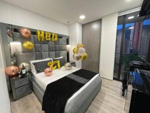 El PobladoClass suites nirvana的卧室配有壁挂式气球床。