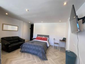 a bedroom with a bed and a flat screen tv at Estreno Apto Estudio 04 in Cajamarca