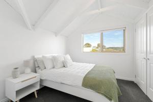 Sunset Cove Hideaway客房内的一张或多张床位
