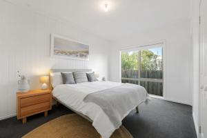 Sunset Cove Hideaway客房内的一张或多张床位