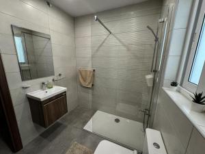 Koupelna v ubytování Centrally located, well equipped, stylish flat. + 60 fotografií