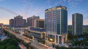 常州常州经开区福朋喜来登酒店的城市中一座高层建筑的效果图