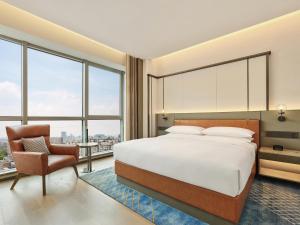 常州常州经开区福朋喜来登酒店的带床、椅子和窗户的卧室 更多22张照片