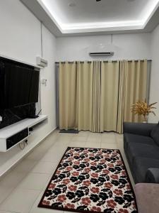 TV a/nebo společenská místnost v ubytování Bayu Laut Homestay (Anjung Gapam) + 5 fotografií