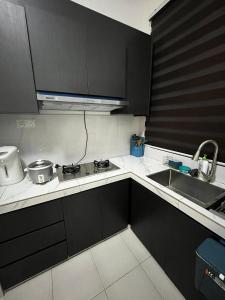 Kuchyň nebo kuchyňský kout v ubytování Bayu Laut Homestay (Anjung Gapam)