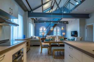 Una cocina y un comedor con mesa y sillas. en Apartamento en Willemstad Curazao, en Willemstad