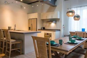 Una cocina y un comedor con mesa y sillas. en Apartamento en Willemstad Curazao, en Willemstad 4 fotos más