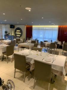 フォルタレザにあるFortalezAmar Hotel Praia Mansaの白いテーブルと椅子のあるダイニングルーム