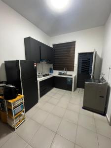 Kuchyň nebo kuchyňský kout v ubytování Bayu Laut Homestay (Anjung Gapam)