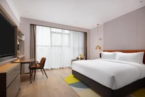 Postel nebo postele na pokoji v ubytování Home2 Suite by Hilton East Handan Station + 7 fotografií