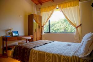 Postel nebo postele na pokoji v ubytování Laguna de Cuicocha Guest House