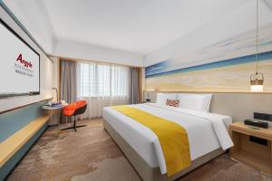 a hotel room with a large bed and a tv at Ausotel Smart Guangzhou Zhujiang New Town - Canton Fair Free Shuttle 15 Oct to 05 Nov & Canton Fair Badges Service Center in Guangzhou