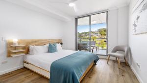 Rúm í herbergi á Oceans Edge #25 Wifi, Aircon Accom Holidays