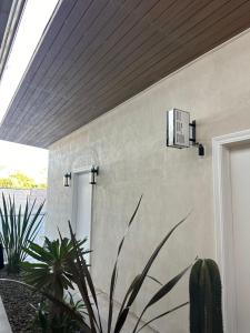 un muro con una luce accanto a una pianta di Mision Ferrer Hotel a San Vicente