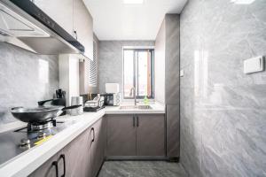 a kitchen with a sink and a counter top at 上海柠檬汁民宿 Shanghai lemon juic B&B-Shanghai Lemon Deluxe Room 外滩南京西路步行街 in Shanghai