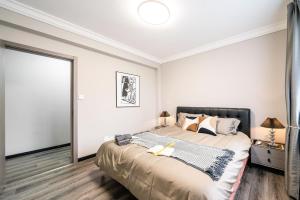 a bedroom with a large bed and a large window at 上海柠檬汁民宿 Shanghai lemon juic B&B-Shanghai Lemon Deluxe Room 外滩南京西路步行街 in Shanghai